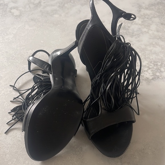 Kendall and Kylie size 7 black leather fringe shoe - Picture 2 of 2